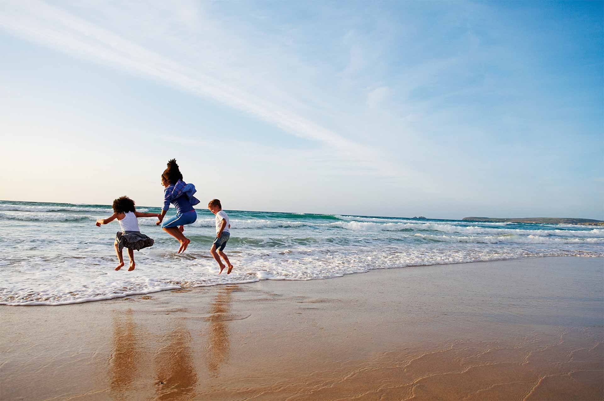 Seaside activities. Seaside. Family at the Seaside. People at the Seaside. Пляжный отдых (Seaside Holidays)..